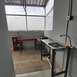 Dapur dibuat sangat sederhana untuk menghindari kotor karena digunakan secara bergantian