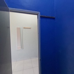 Fasilitas kamar : kapstok kamar, kapstok kamar mandi, cermin, lampu kamar 2, stop kontak 2