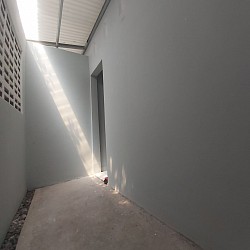 Ruang belakang kamar (foto diambil dari sudut kiri, swhingga tampak pintu penghubung kamar dengan ruang belakang)