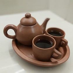 Penyajian teh poci dengan gula batu terbaik