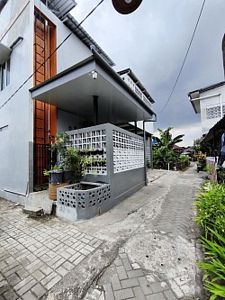 Akses jalan depan kost dari arah selatan