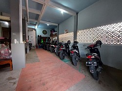 Area parkir dari sisi depan